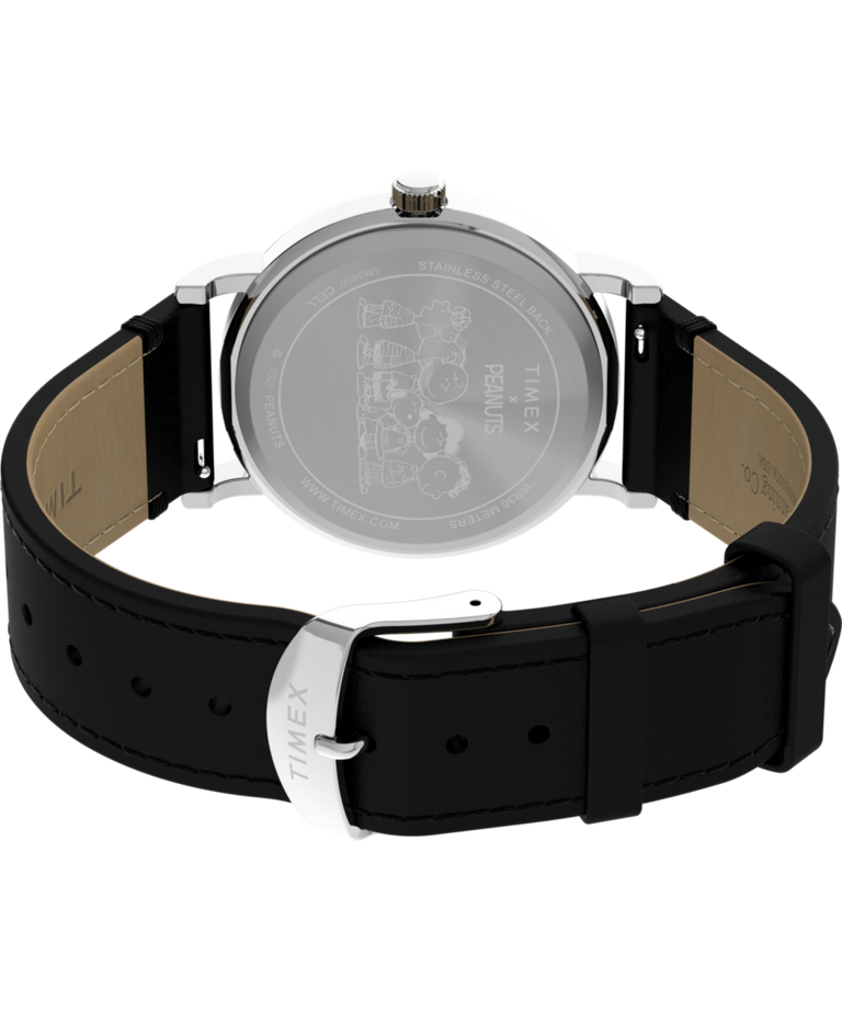 TW2Y31000 Peanuts® x Timex Weekender Snoopy Dancing, reloj de 38 mm con correa de piel; imagen del fondo de la caja con accesorio