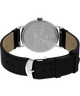 TW2Y31000 Peanuts® x Timex Weekender Snoopy Dancing, reloj de 38 mm con correa de piel; imagen del fondo de la caja con accesorio