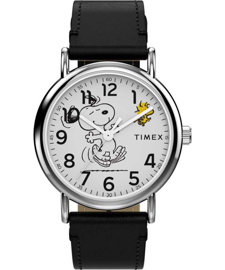 Imagen principal del reloj Peanuts® x Timex Weekender Snoopy Bailando de 38 mm con correa de piel (TW2Y31000)