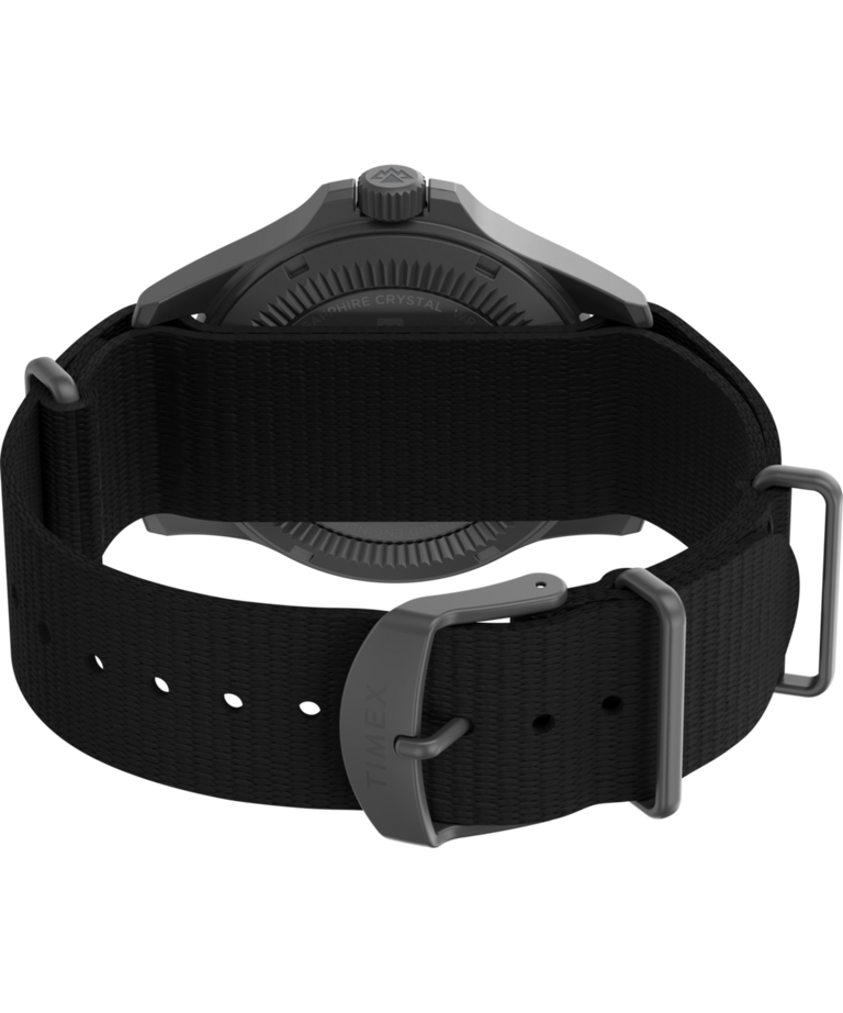 TW2Y31800 Expedition® Field Post Solar, reloj de 41 mm con correa de tejido ecológico. Imagen del fondo de la caja con accesorio.