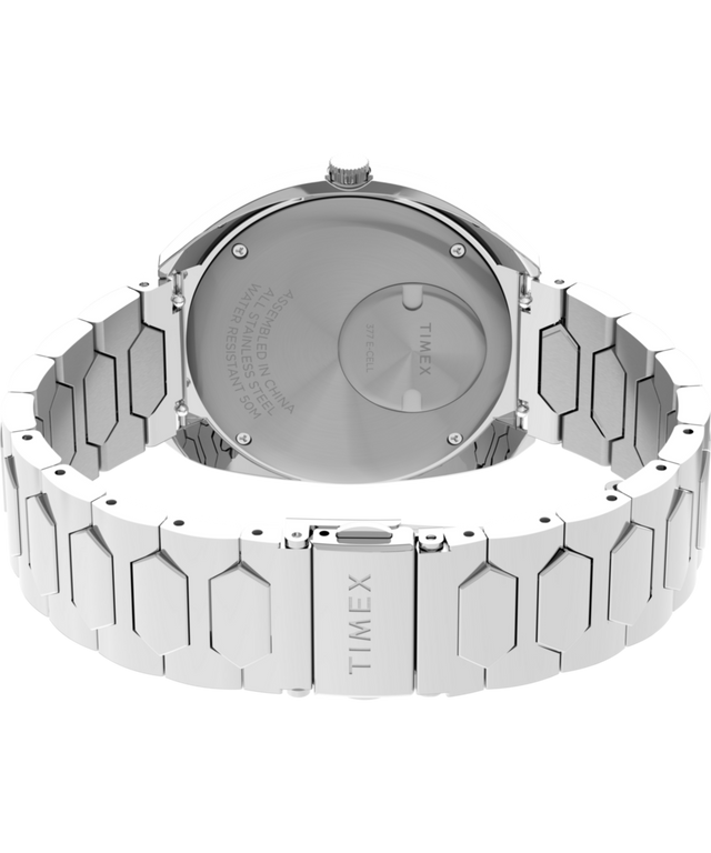 TW2Y33100 Q Timex® 1972 Time Machine Reissue, reloj de 39 mm con brazalete de acero inoxidable. Imagen del fondo de la caja con accesorio.