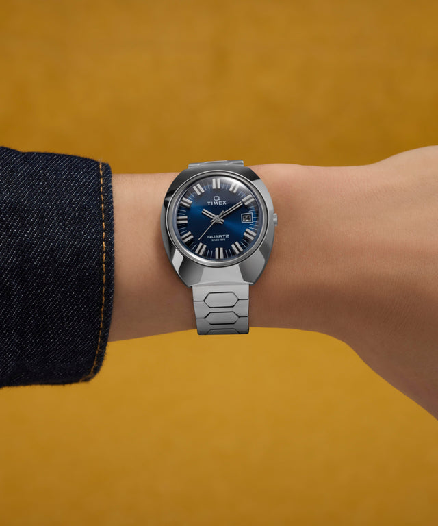 TW2Y33100 Q Timex® 1972 Time Machine Reissue, reloj de 39 mm con brazalete de acero inoxidable. Imagen principal de la muñeca.