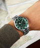 TW2Y33200 Harborside Coast: reloj multifunción de 43 mm con brazalete de acero inoxidable. Imagen principal de la muñeca.