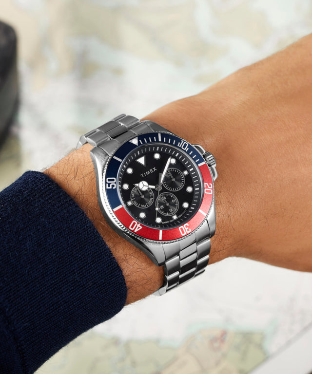 TW2Y33300 Harborside Coast: reloj multifunción de 43 mm con brazalete de acero inoxidable. Imagen principal de la muñeca.
