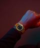 TW2Y34400 Q Timex® 1975 Enigma, reloj de 37 mm con brazalete de acero inoxidable. Imagen principal de la muñeca.