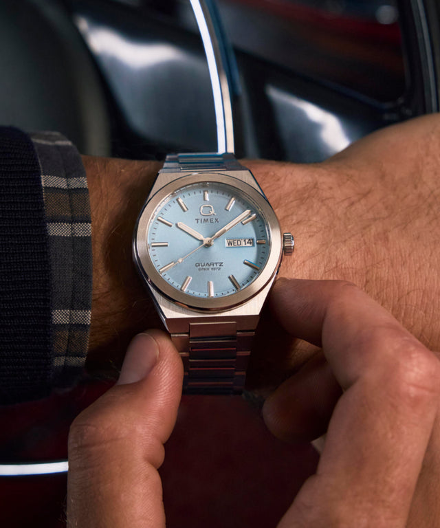 TW2Y35200 Q Reloj Timex® Continental con indicador de día y fecha, 39 mm, con brazalete de acero inoxidable. Imagen principal de la muñeca