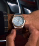 TW2Y35200 Q Reloj Timex® Continental con indicador de día y fecha, 39 mm, con brazalete de acero inoxidable. Imagen principal de la muñeca