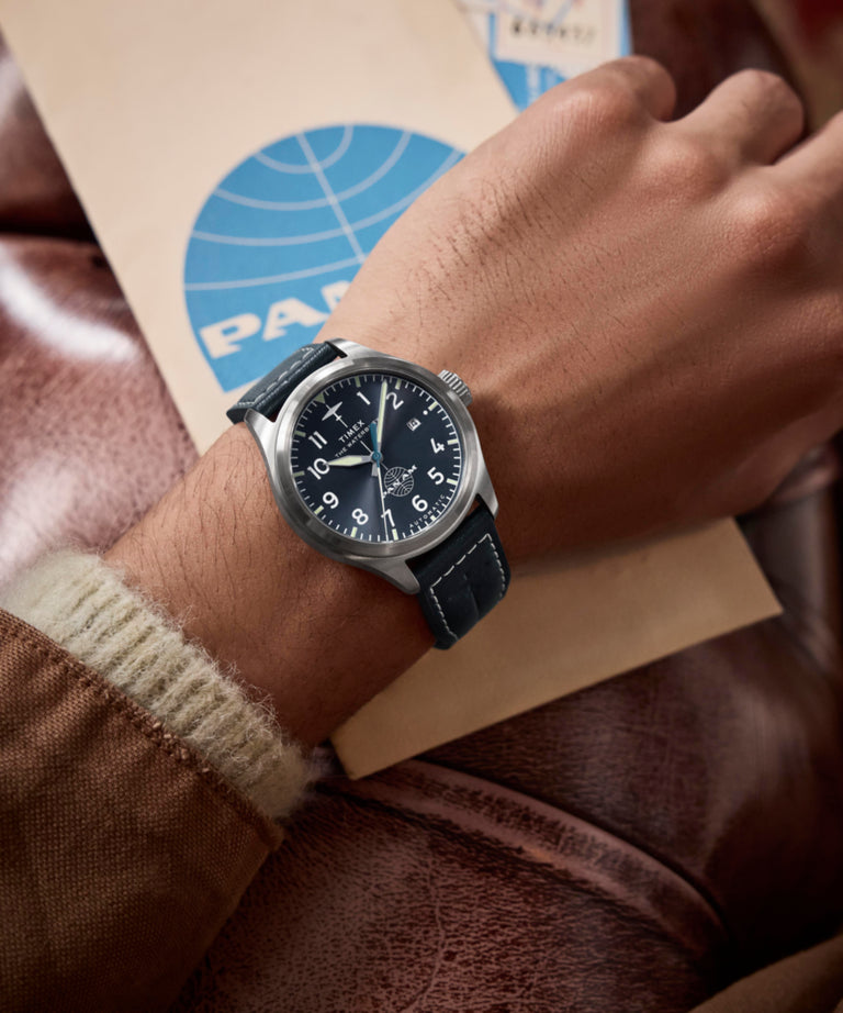 TW2Y38800 Pan Am® x Timex Waterbury Automatic Ace, reloj de 41 mm con correa de piel. Imagen principal de la muñeca.