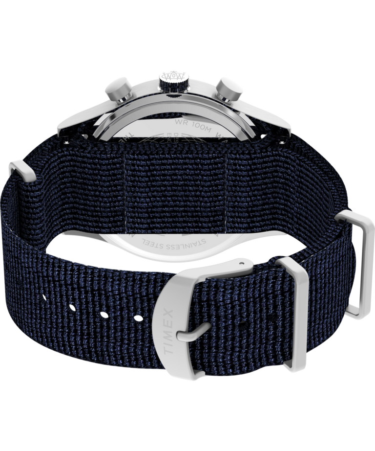TW2Y40800 Reloj Waterbury con cronógrafo tradicional «fly-back» de 43 mm y correa de tela. Imagen del fondo de la caja con accesorio.