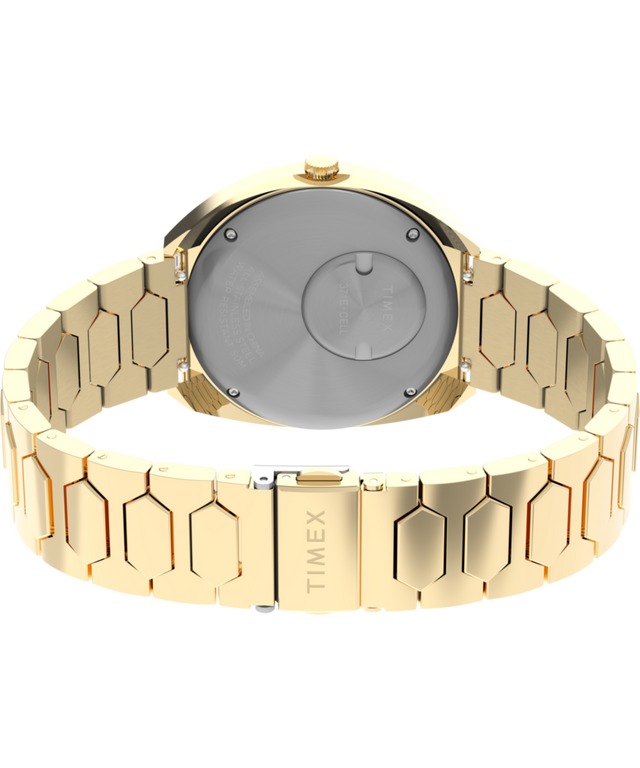 TW2Y45200 Q Timex® 1972 Time Machine Reissue, reloj de 39 mm con brazalete de acero inoxidable. Imagen del fondo de la caja con accesorio.