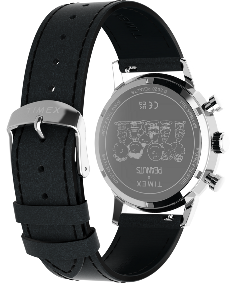 TW2Y48500 Reloj Peanuts® x Timex Marlin® Chronograph Joe Cool de 40 mm con correa de piel. Imagen del fondo de la caja con accesorio.