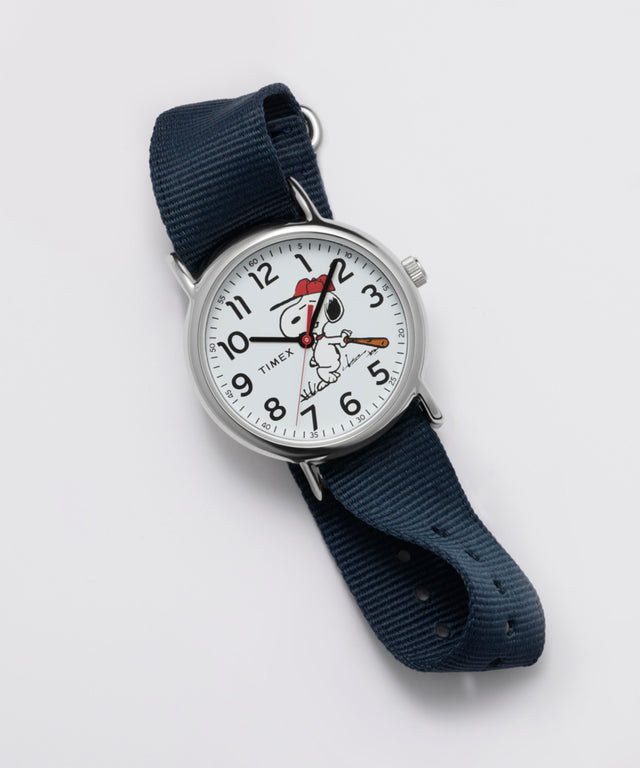 TW2Y51400 Reloj Peanuts® x Timex Weekender Baseball de 38 mm con correa de tela  Imagen de los modelos clave de la campaña (fotos de producto)