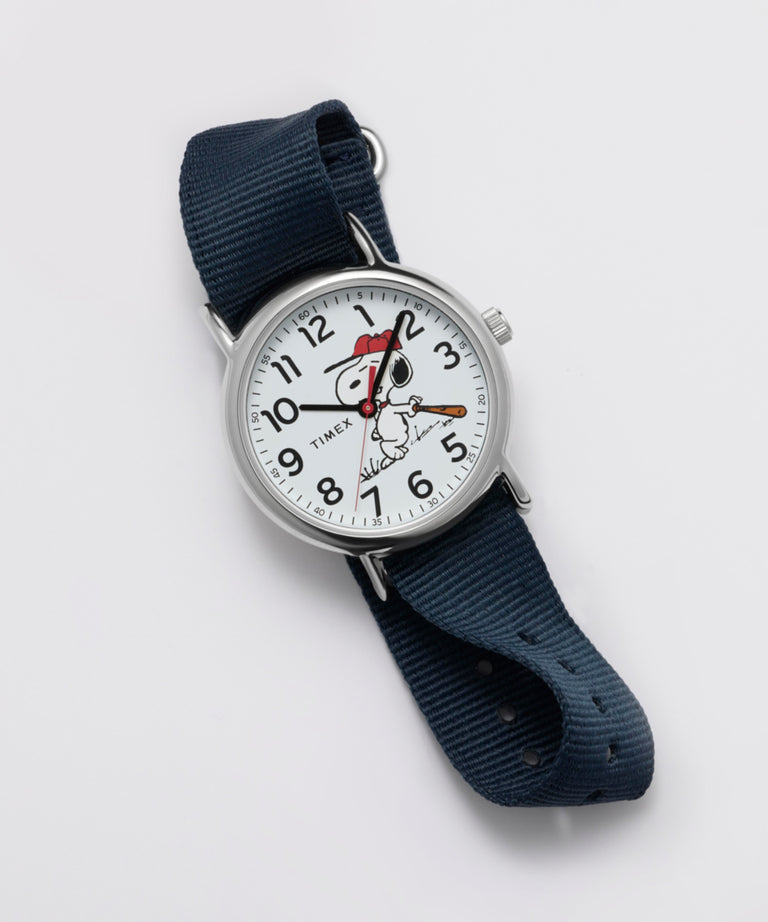 TW2Y51400 Reloj Peanuts® x Timex Weekender Baseball de 38 mm con correa de tela  Imagen de los modelos clave de la campaña (fotos de producto)