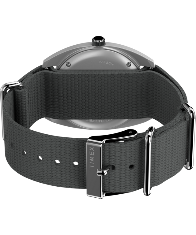 TW2Y52300 Reloj Worn & Wound x Timex Storm de 37 mm con correa de tela: imagen del fondo de la caja con accesorio