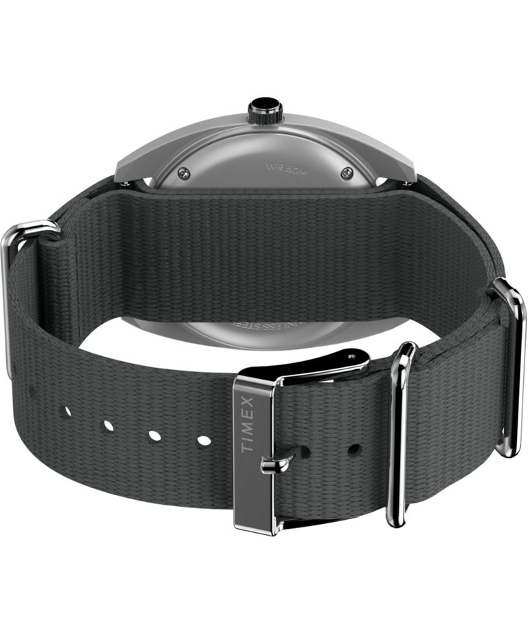 TW2Y52300 Reloj Worn & Wound x Timex Storm de 37 mm con correa de tela: imagen del fondo de la caja con accesorio