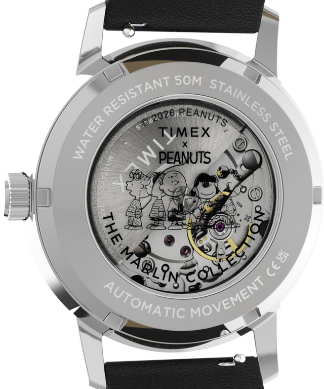TW2Y53800 Peanuts® x Timex Marlin® Automatic Soccer, reloj de 40 mm con correa de piel. Imagen del fondo de la caja.