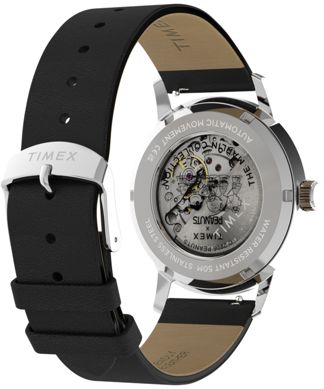 TW2Y53800 Peanuts® x Timex Marlin® Automatic Soccer, reloj de 40 mm con correa de piel. Imagen del fondo de la caja con accesorio.