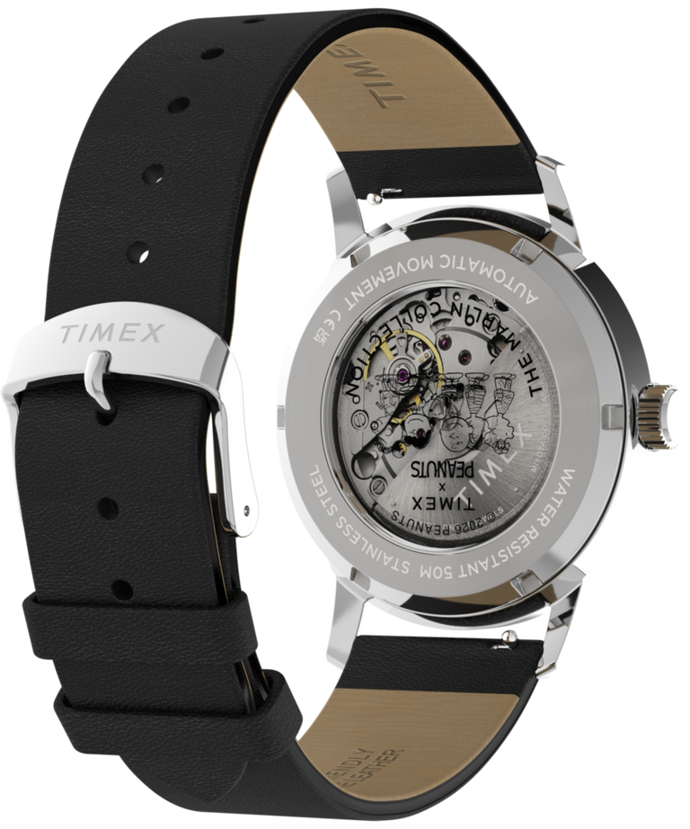 TW2Y53800 Peanuts® x Timex Marlin® Automatic Soccer, reloj de 40 mm con correa de piel. Imagen del fondo de la caja con accesorio.