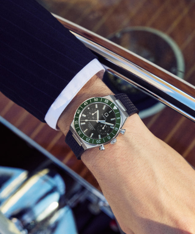 TW2Y56100 Q Reloj Timex Continental Chronograph de 40 mm con correa de caucho sintético  Imagen principal de la muñeca
