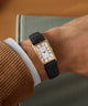 Imagen principal en la muñeca del reloj Timex 1976 Lexington Reissue de 21 mm con correa de piel TW2Y56200