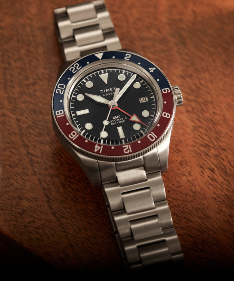 Imagen de siluetas clave de campaña (fotos de estudio) del reloj Waterbury Heritage Automatic GMT de 41,5 mm con brazalete de acero inoxidable TW2Y60600