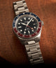 Imagen de siluetas clave de campaña (fotos de estudio) del reloj Waterbury Heritage Automatic GMT de 41,5 mm con brazalete de acero inoxidable TW2Y60600