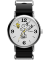Imagen principal del reloj Peanuts® x Timex Weekender Snoopy de 40 mm con correa de piel TW2Y60900