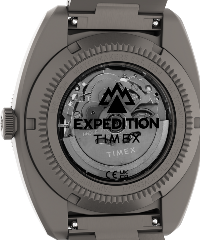 Imagen del fondo de caja del reloj Expedition® Pioneer Titanium Automatic GMT de 41 mm con brazalete de titanio TW2Y63500