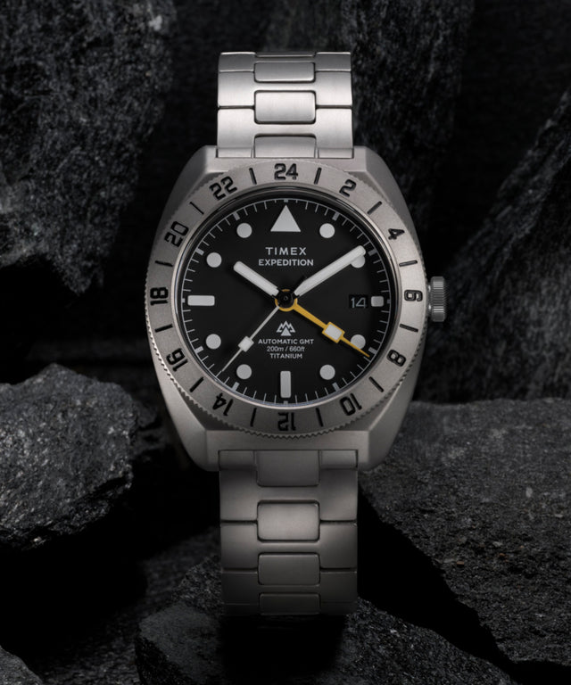Imagen de siluetas clave de campaña (fotos de estudio) del reloj Expedition® Pioneer Titanium Automatic GMT de 41 mm con brazalete de titanio TW2Y63500