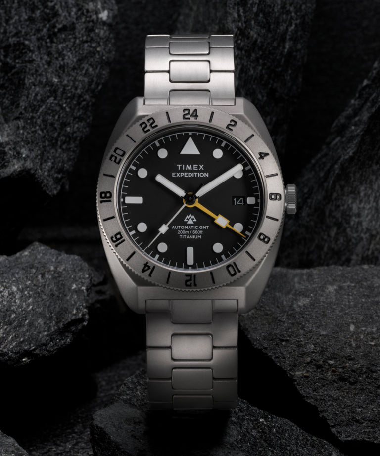 Imagen de siluetas clave de campaña (fotos de estudio) del reloj Expedition® Pioneer Titanium Automatic GMT de 41 mm con brazalete de titanio TW2Y63500