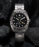Imagen de siluetas clave de campaña (fotos de estudio) del reloj Expedition® Pioneer Titanium Automatic GMT de 41 mm con brazalete de titanio TW2Y63500