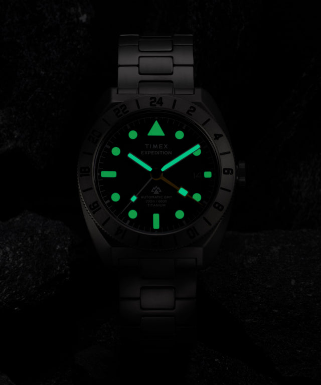 Segunda toma estética alternativa del reloj con brazalete de titanio Expedition® Pioneer Titanium Automatic GMT de 41 mm TW2Y63500