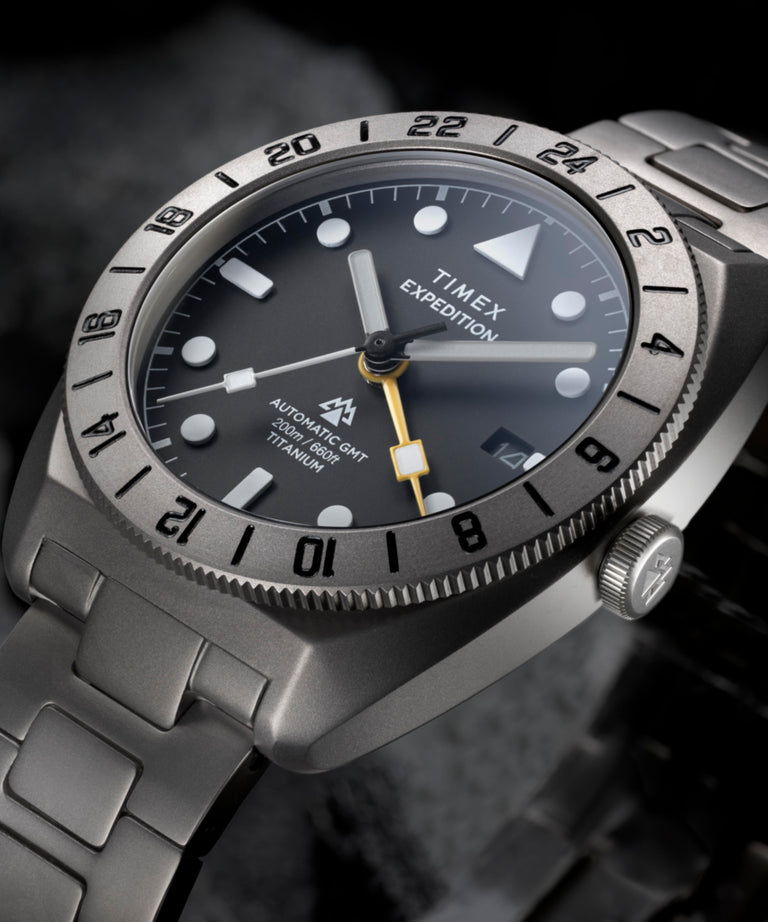 Imagen adicional de colaboración del reloj con brazalete de titanio Expedition® Pioneer Titanium Automatic GMT de 41 mm TW2Y63500