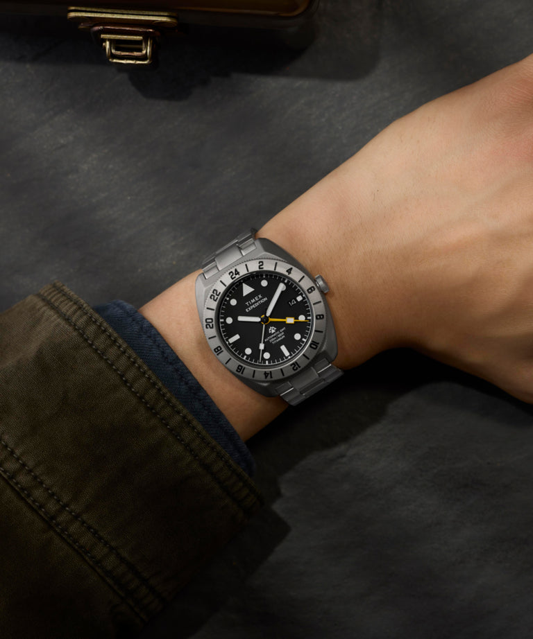 Imagen principal en la muñeca del reloj Expedition® Pioneer Titanium Automatic GMT de 41 mm con brazalete de titanio TW2Y63500