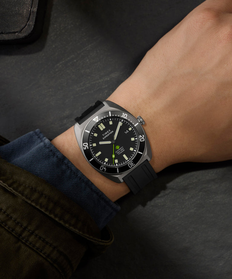 TW2Y63600 Reloj Expedition® Pioneer Titanium Automatic de 41 mm con correa de caucho sintético HNBR, imagen principal en la muñeca