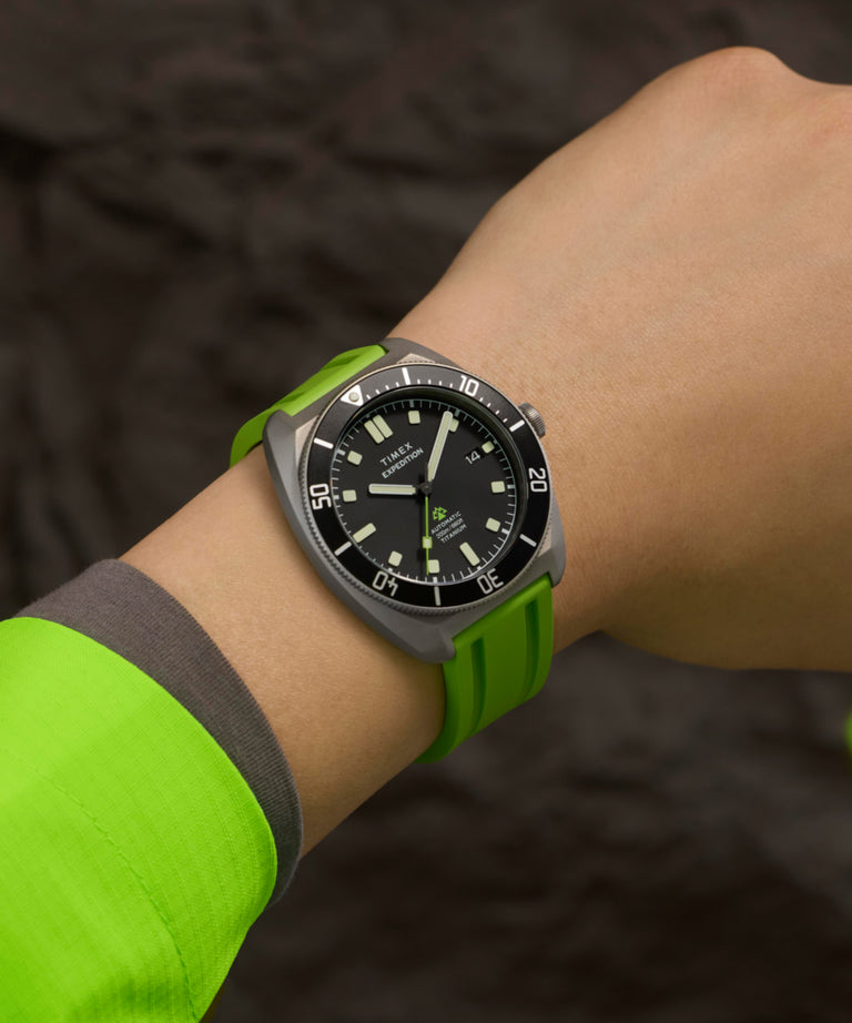 Reloj automático Expedition® Pioneer Titanium de 41 mm con correa de caucho sintético HNBR, imagen principal en la muñeca