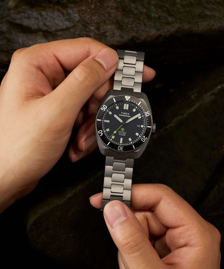 TW2Y63800 Reloj Expedition® Pioneer Titanium Automatic de 41 mm con brazalete, imagen principal en la muñeca