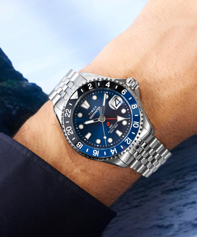TW2Y64000 Deepwater Meridian 200 Automático GMT, 42 mm, reloj con brazalete de acero inoxidable. Imagen principal en la muñeca
