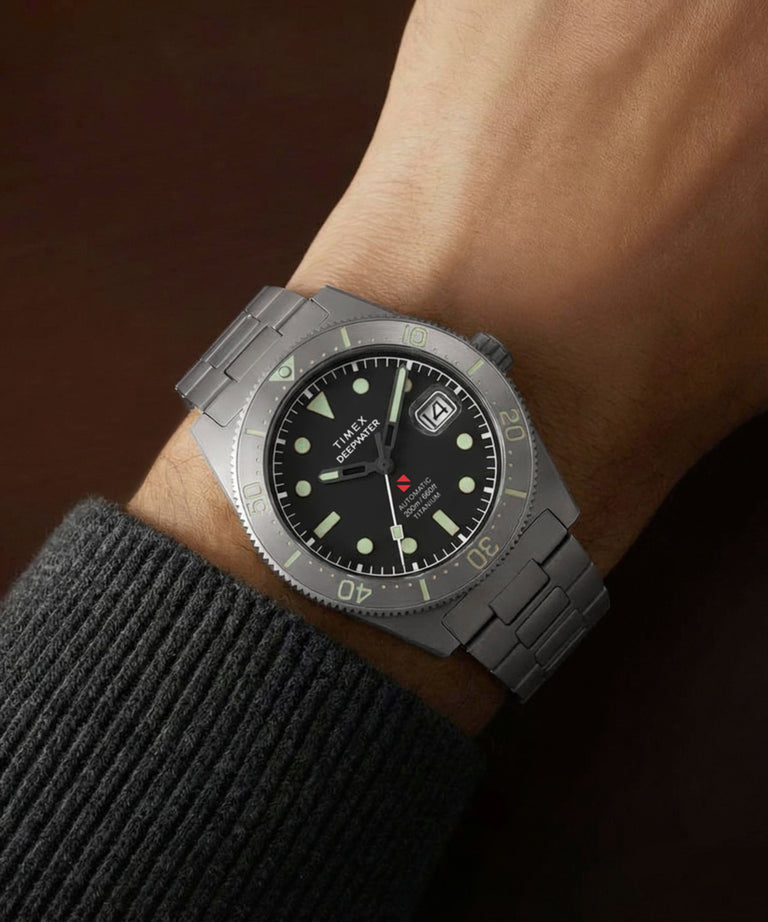 TW2Y64400 Deepwater Reef 200, reloj automático de titanio de 41 mm con brazalete. Imagen principal de la muñeca.
