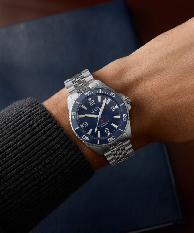 TW2Y64600 Deepwater Arctic, reloj de 40,5 mm con brazalete de acero inoxidable. Foto alternativa de la muñeca. 1 imagen