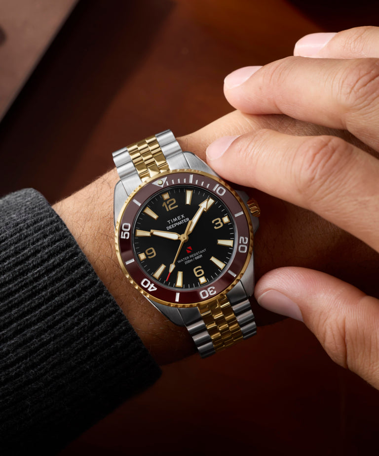 TW2Y64700 Deepwater Arctic, reloj de 40,5 mm con brazalete de acero inoxidable. Imagen principal de la muñeca.