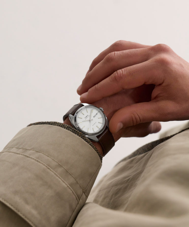 Imagen principal en la muñeca del reloj automático Marlin® Draper de 37 mm con correa de piel TW2Y65200