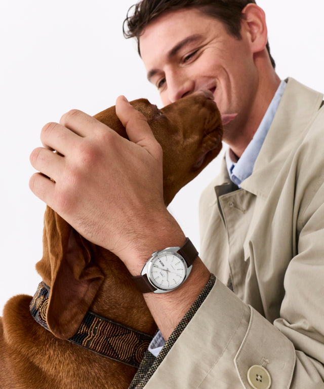 TW2Y65200 Reloj Marlin® Draper automático de 37 mm con correa de piel. Imagen de estilo de vida alternativo 6