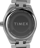 TW2Y68500 Q Timex® Continental Mini, reloj de 24 mm con brazalete de acero inoxidable. Imagen del fondo de la caja.