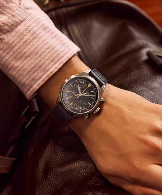 TW2Y70000 Reloj Waterbury Ace con cronógrafo «fly-back» de 43 mm y correa de piel. Imagen principal en la muñeca