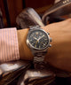 TW2Y70200 Reloj Waterbury Ace con cronógrafo «fly-back», 43 mm, brazalete de acero inoxidable. Imagen principal de la muñeca