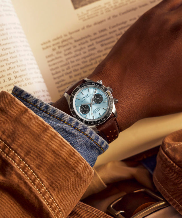 Imagen principal en la muñeca del reloj Waterbury Heritage Chronograph de 39 mm con correa de piel TW2Y70600