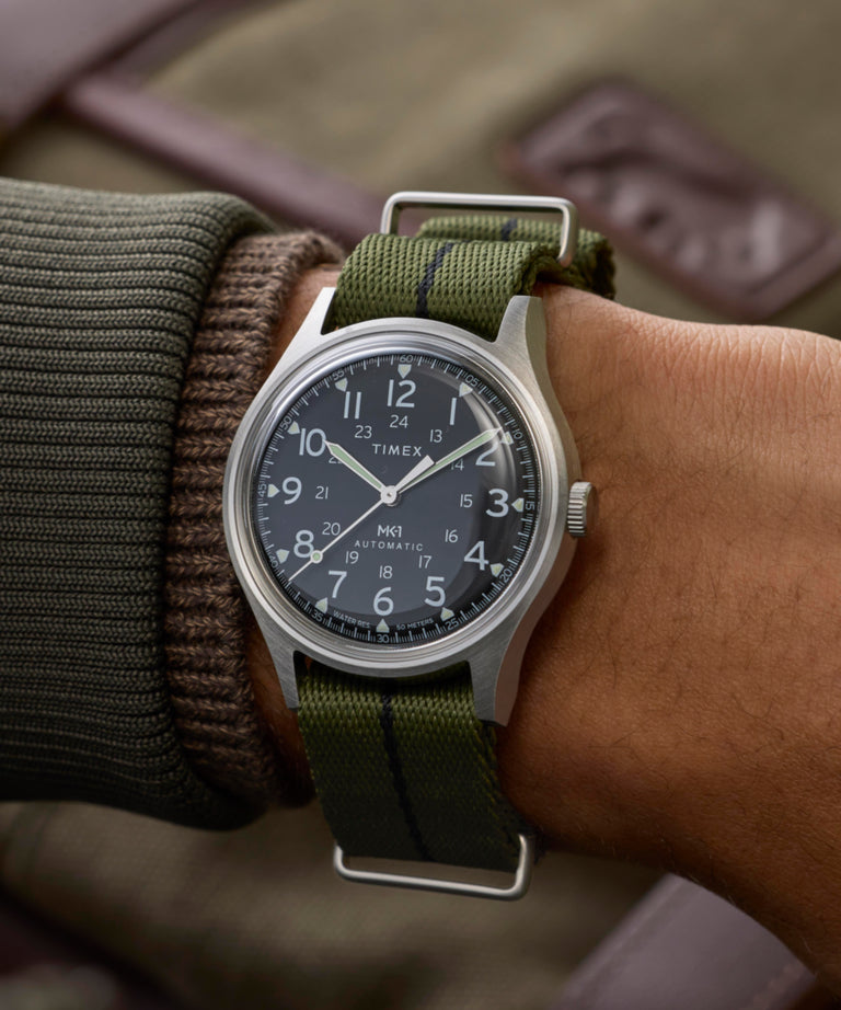 Imagen principal en la muñeca del reloj MK1 Automatic de 40 mm con correa de tela TW2Y71700