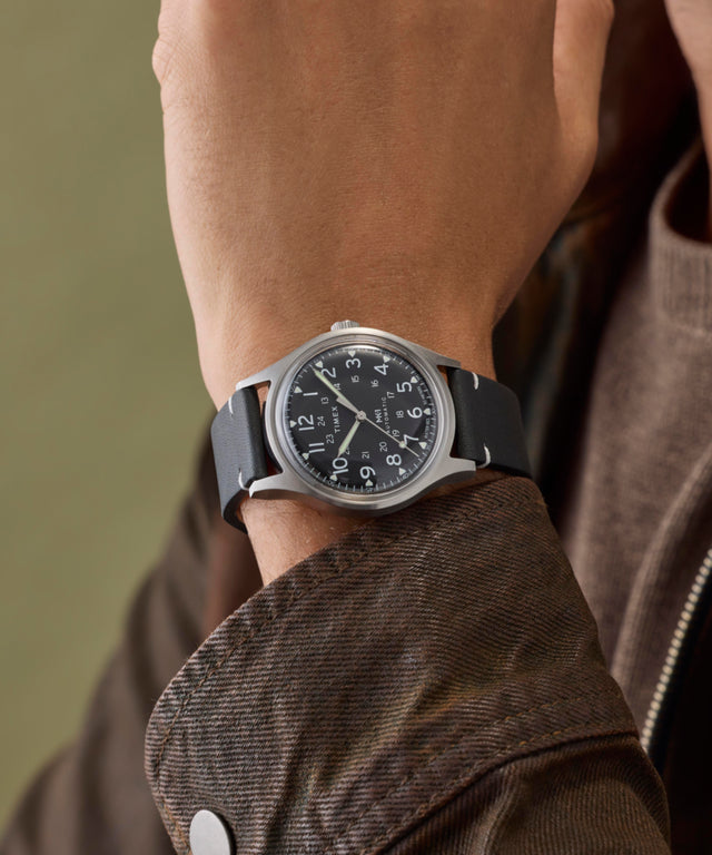TW2Y71800 Reloj Timex MK1 automático de 40 mm con correa de piel. Foto alternativa de la muñeca. 1 imagen