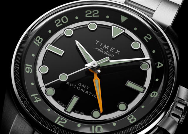 TW2Y72300 Timex Atelier GMT24 M1a 40 mm, fabricación suiza, automático, brazalete de acero inoxidable. Imagen del embalaje original.